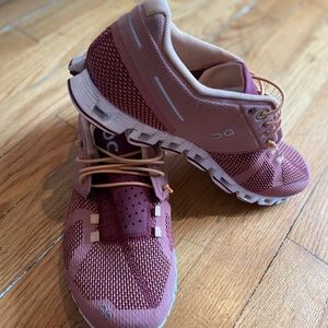 On women’s cloud running shoes (rose)
